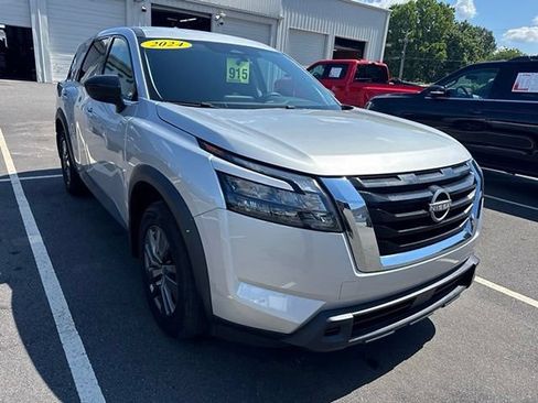 Used 2024 Nissan Pathfinder S FWD image 3