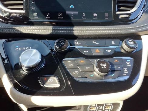 Used 2024 Chrysler Pacifica Limited FWD image 29
