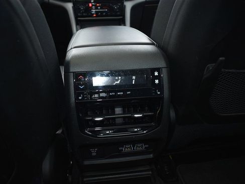 Used 2023 Jeep Grand Cherokee L Limited image 27