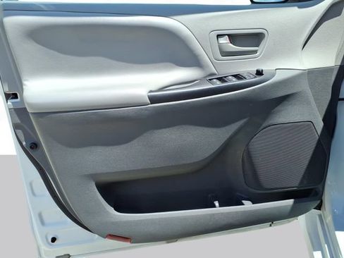 Used 2020 Toyota Sienna L FWD image 10