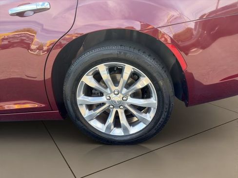 Used 2018 Chrysler 300 Limited AWD/4WD image 24