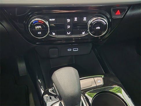 Certified 2025 Chevrolet Trax LT w/ Driver Confidence Package image 18