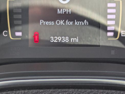 Used 2019 Jeep Cherokee Latitude Plus w/ Cold Weather Group AWD/4WD image 2