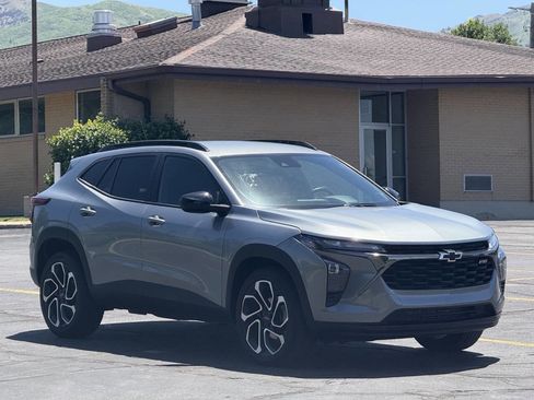 Used 2025 Chevrolet Trax RS FWD image 3