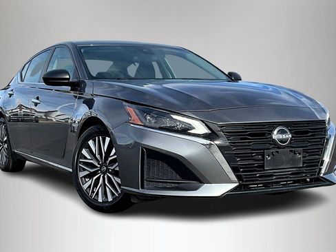 Used 2024 Nissan Altima 2.5 SV image 1