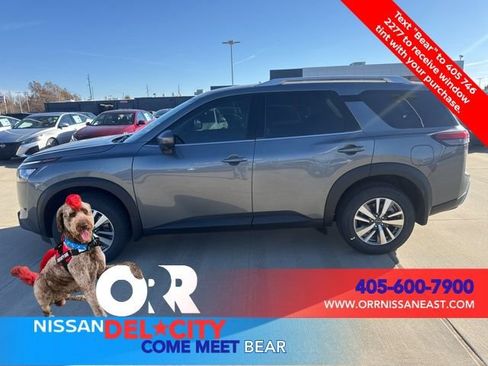 New 2025 Nissan Pathfinder SL image 2