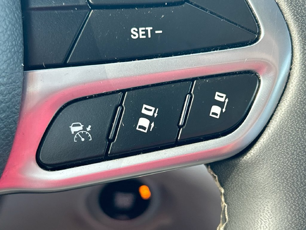 Used 2024 Chrysler Pacifica Touring-L FWD image 17