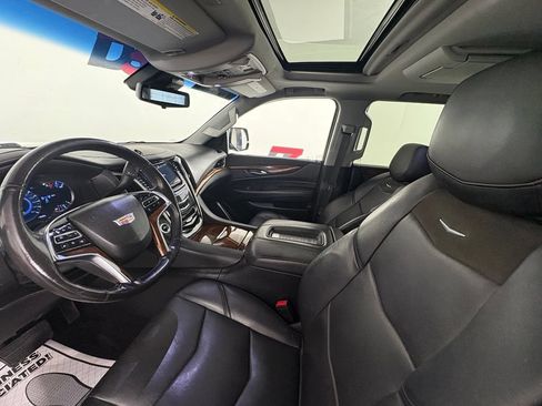 Used 2019 Cadillac Escalade Luxury AWD/4WD image 10