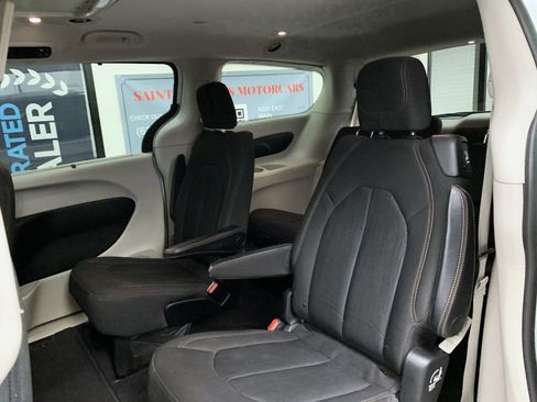 Used 2018 Chrysler Pacifica Touring Plus image 12