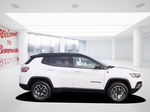 Used 2024 Jeep Compass Trailhawk AWD/4WD image 5