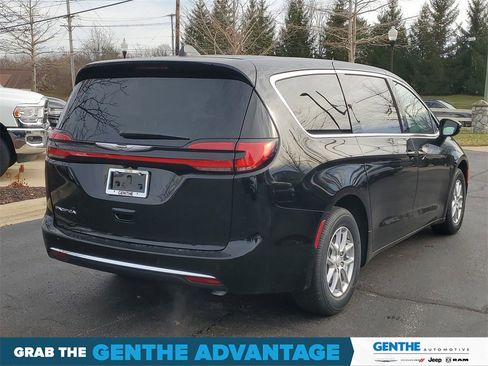 New 2026 Chrysler Pacifica Select image 4
