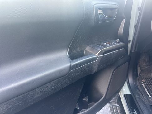 Used 2022 Toyota Tacoma TRD Sport image 10