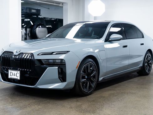 Used 2024 BMW 750e xDrive image 3