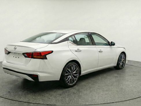 Used 2025 Nissan Altima 2.5 SV image 9