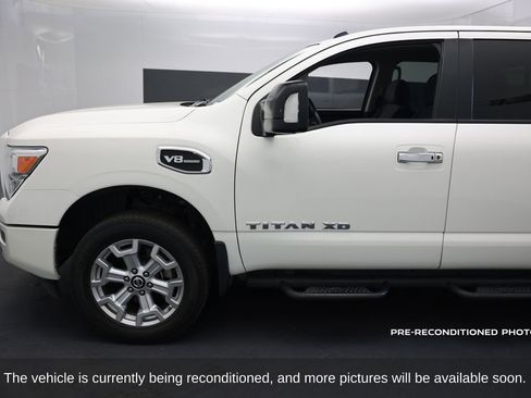 Used 2021 Nissan Titan SV w/ SV Convenience Package image 2
