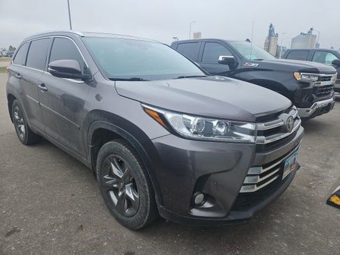 Used 2017 Toyota Highlander Limited Platinum AWD/4WD image 2