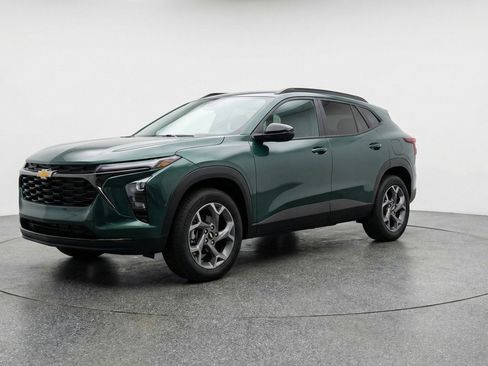 Used 2025 Chevrolet Trax LT FWD image 3