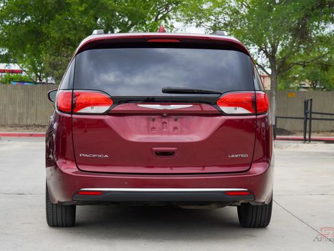 Used 2017 Chrysler Pacifica Limited image 5