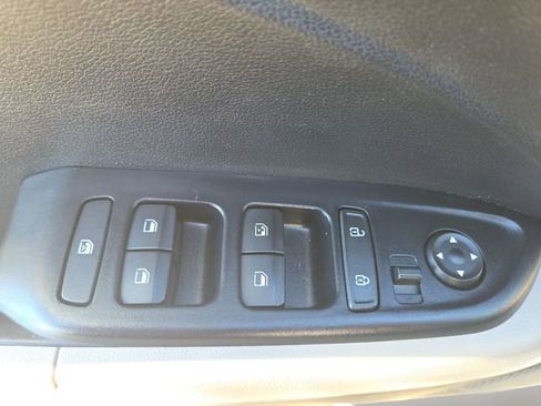 Used 2022 Hyundai Venue SEL image 17