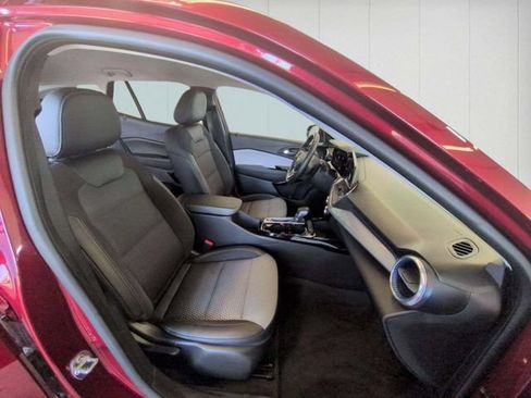 Used 2025 Chevrolet Trax LT w/ LT Convenience Package FWD image 30