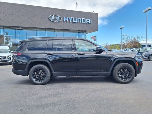 Used 2024 Jeep Grand Cherokee L Laredo AWD/4WD image 2