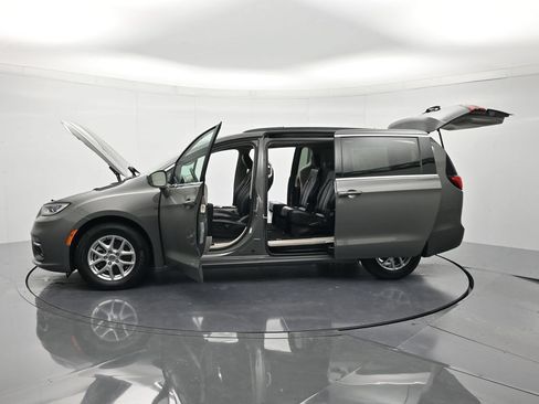 Used 2022 Chrysler Pacifica Touring-L FWD image 46