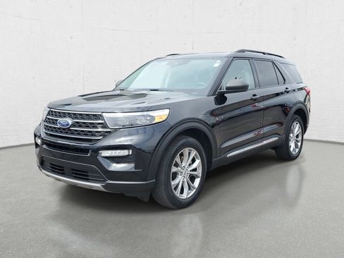 Used 2024 Ford Explorer XLT w/ Equipment Group 202A AWD/4WD image 4
