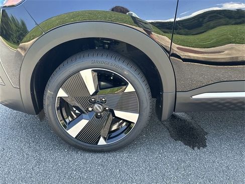 New 2025 Nissan Kicks SR image 12