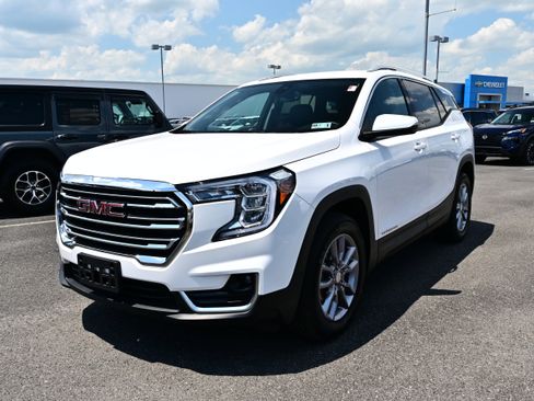 Used 2024 GMC Terrain SLT AWD/4WD image 4
