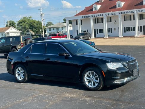 Used 2023 Chrysler 300 Touring RWD image 2