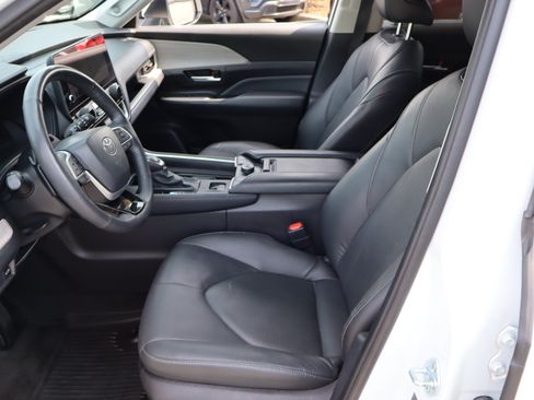 Used 2024 Toyota Grand Highlander AWD image 17