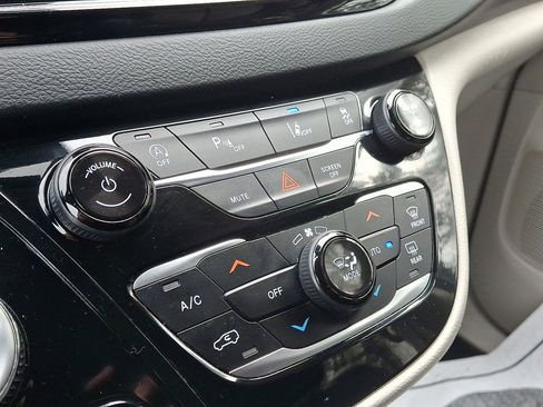 Used 2023 Chrysler Pacifica Touring-L image 29