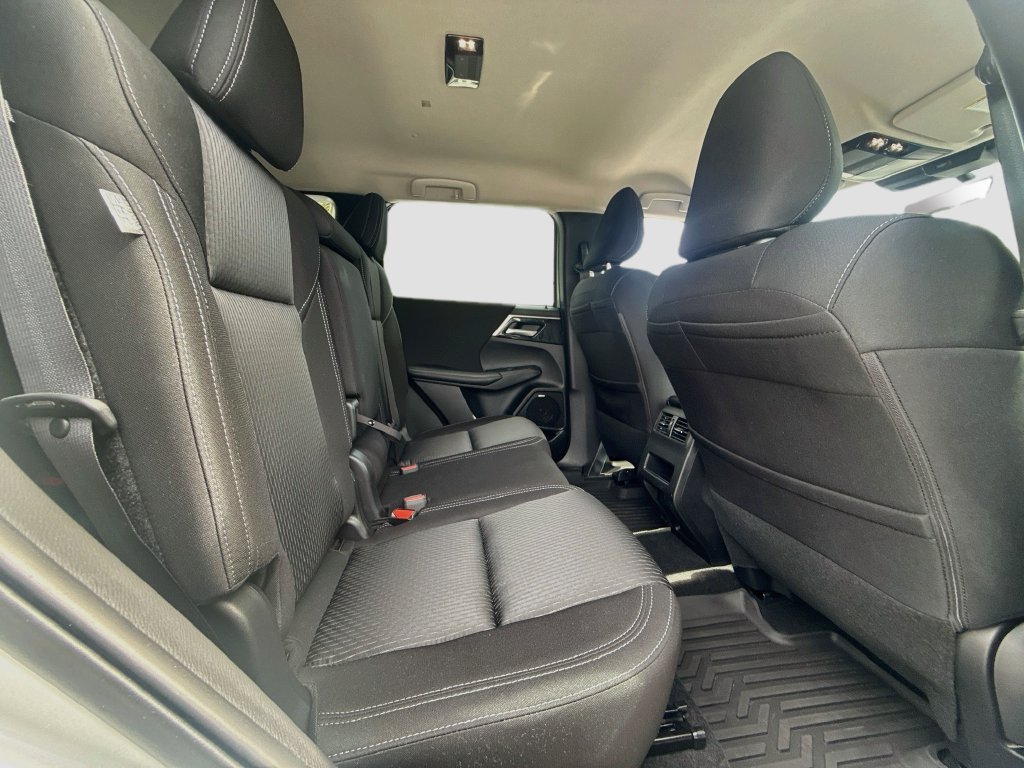 Used 2025 Mitsubishi Outlander ES FWD image 29