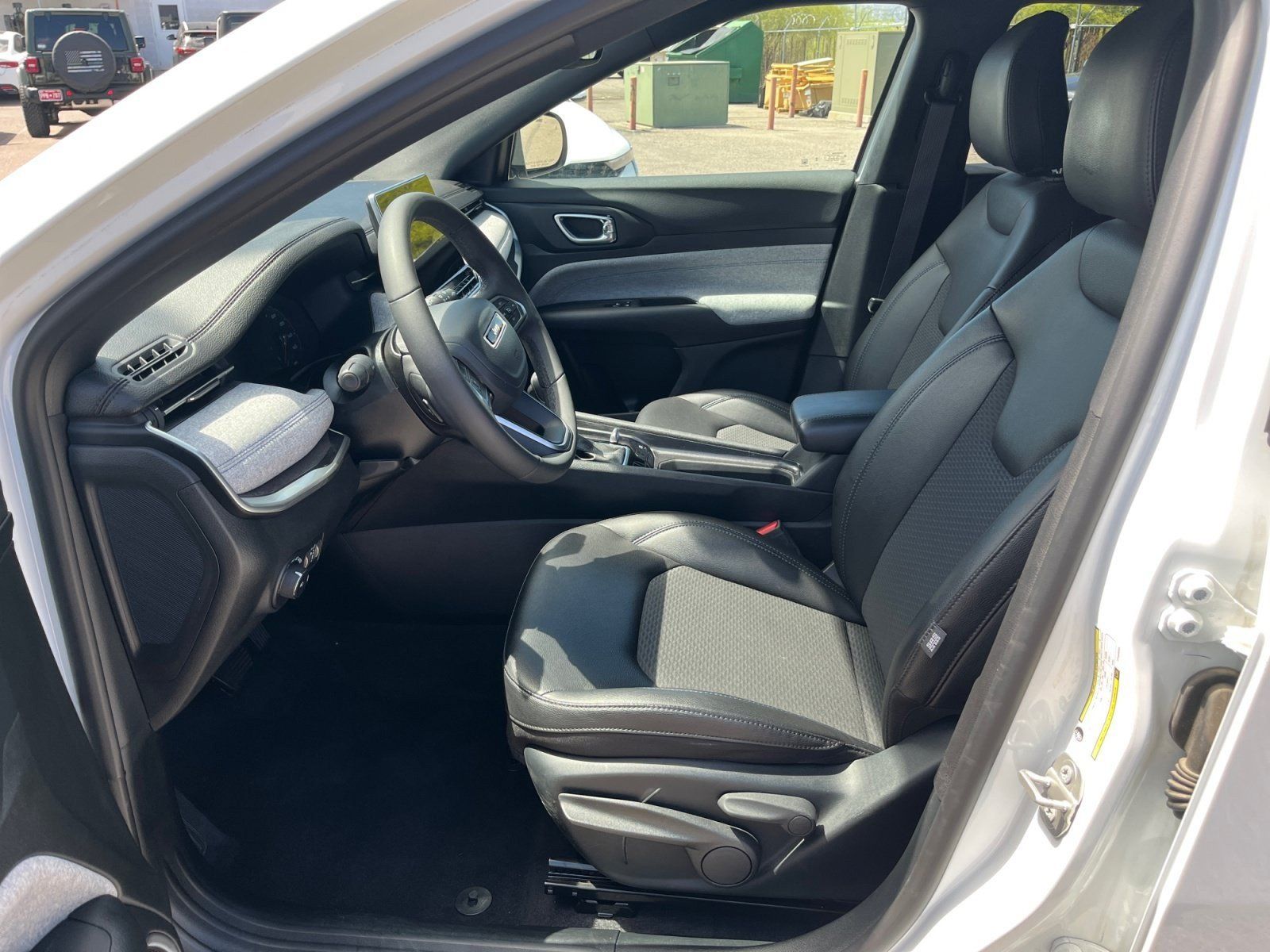 Used 2023 Jeep Compass Latitude AWD/4WD image 12