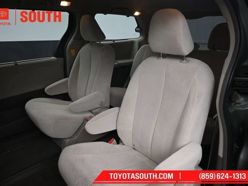 Used 2014 Toyota Sienna LE AWD/4WD image 21