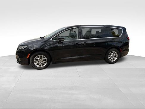 Used 2023 Chrysler Pacifica Touring-L FWD image 6