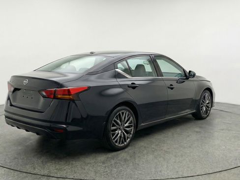 Used 2025 Nissan Altima 2.5 SV FWD image 9