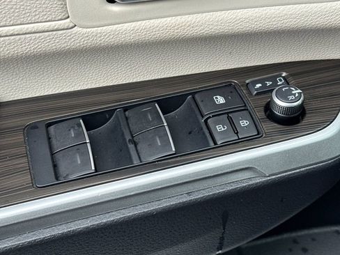 Used 2023 Toyota Sienna Platinum image 12