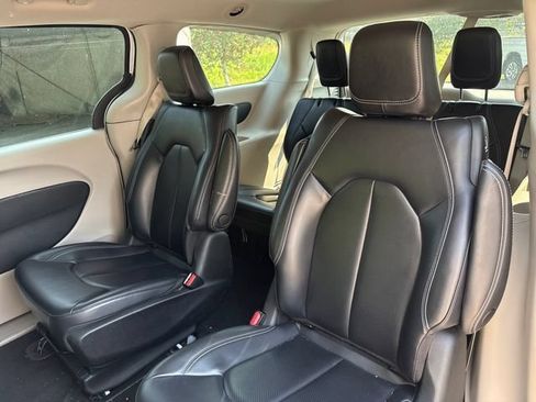 Used 2023 Chrysler Pacifica Touring-L FWD image 17