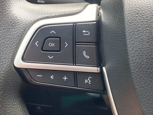 Used 2022 Toyota Highlander L FWD image 19