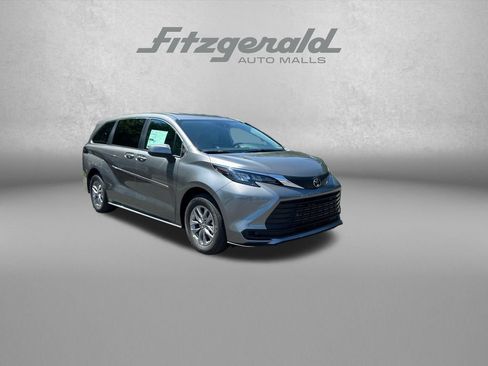 Used 2026 Toyota Sienna LE FWD image 1
