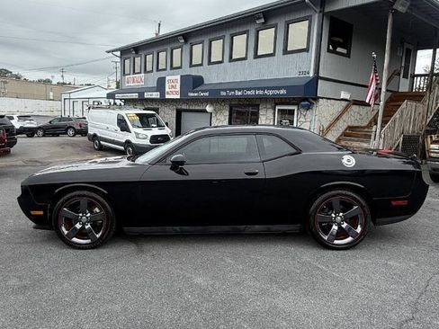 Used 2013 Dodge Challenger SXT RWD image 2