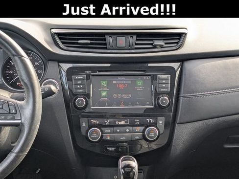 Used 2018 Nissan Rogue SL w/ Premium Package image 17