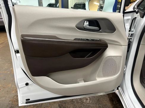Used 2017 Chrysler Pacifica Touring-L w/ Tire & Wheel Group FWD image 29