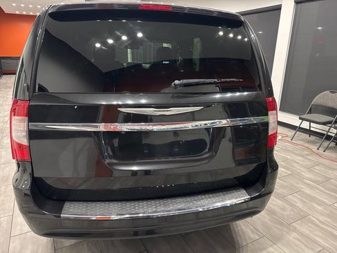 Used 2013 Chrysler Town & Country Touring image 9