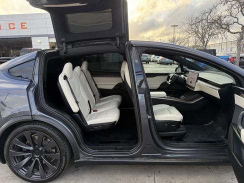 Used 2022 Tesla Model X Plaid image 31