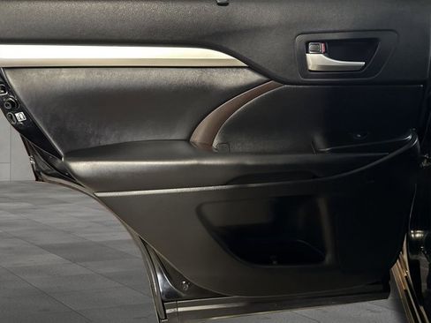 Used 2019 Toyota Highlander XLE image 11
