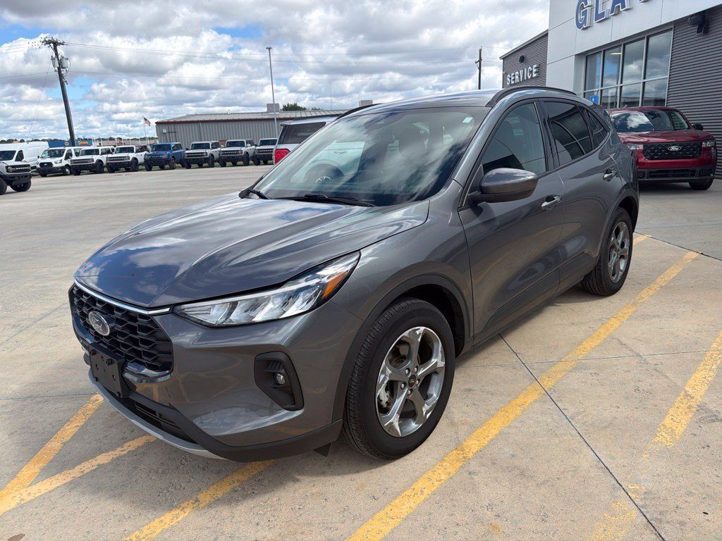 Used 2025 Ford Escape ST-Line Select AWD/4WD image 3
