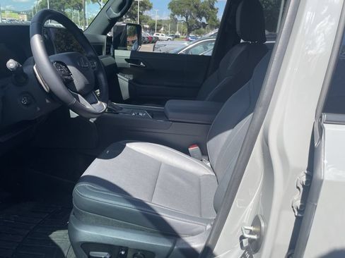 Used 2024 Lexus GX 550 w/ Accessory Package (31) AWD/4WD image 18