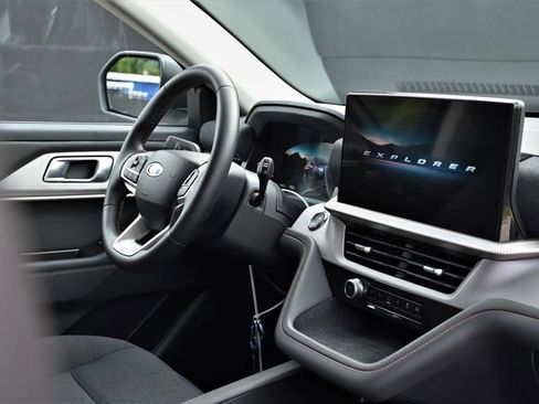 Used 2025 Ford Explorer Active image 14